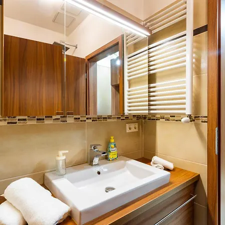 City Centre Flat Next Synagogue *